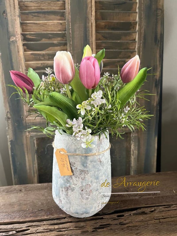 Vaas met boeketje mix tulpen
