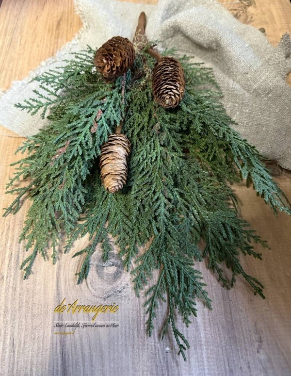 Kunst Kersttoef coniferea met dennenappels