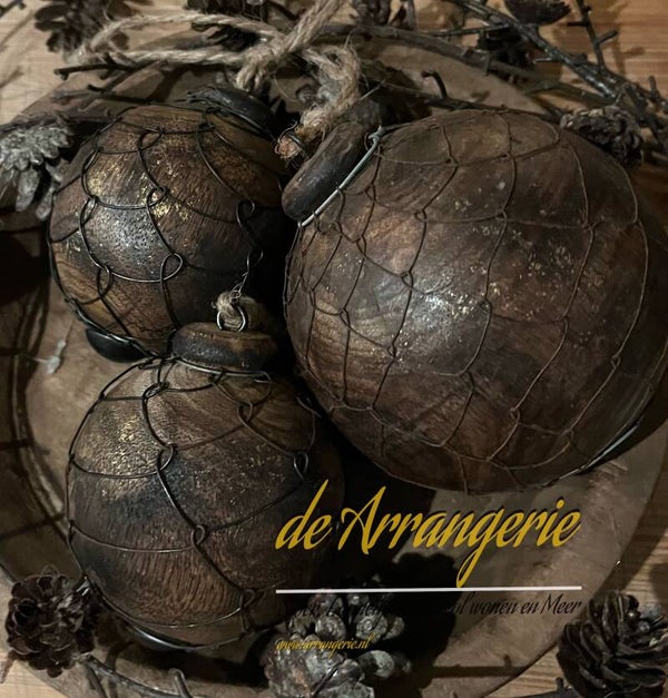 Houten kerst ballen met ijzer net