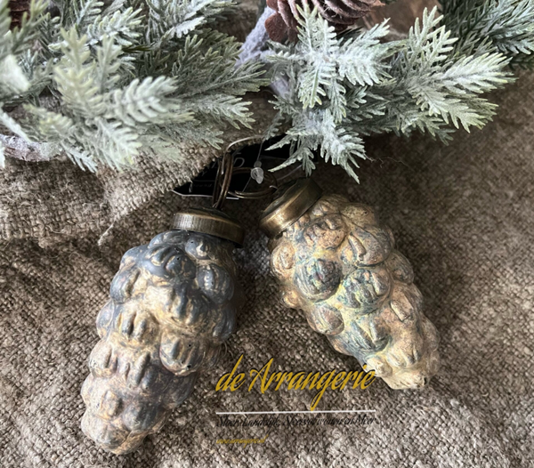 Kerstbal | dennenappeltjes in antique gold