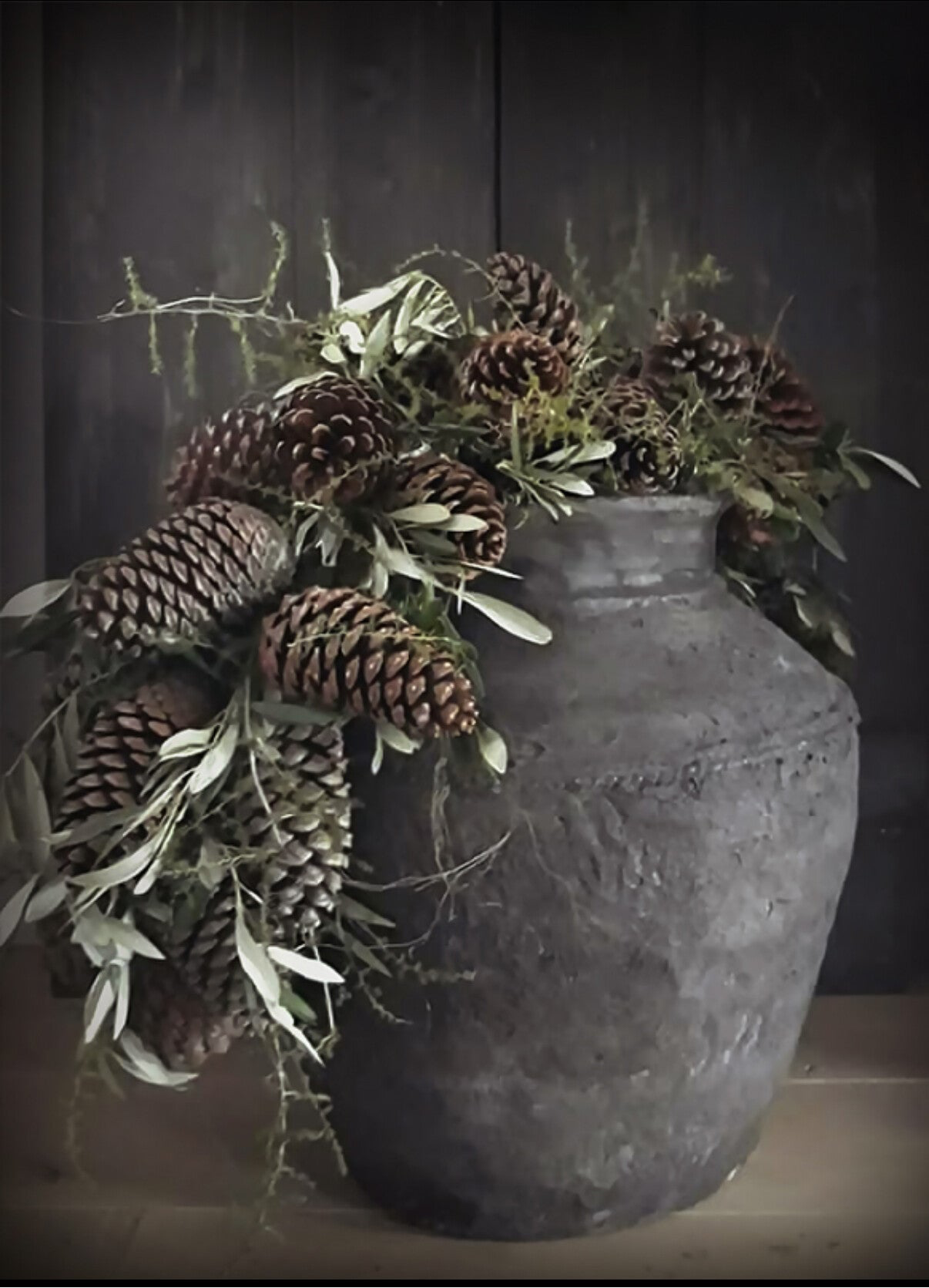 Deco bordje kruik dennenappels