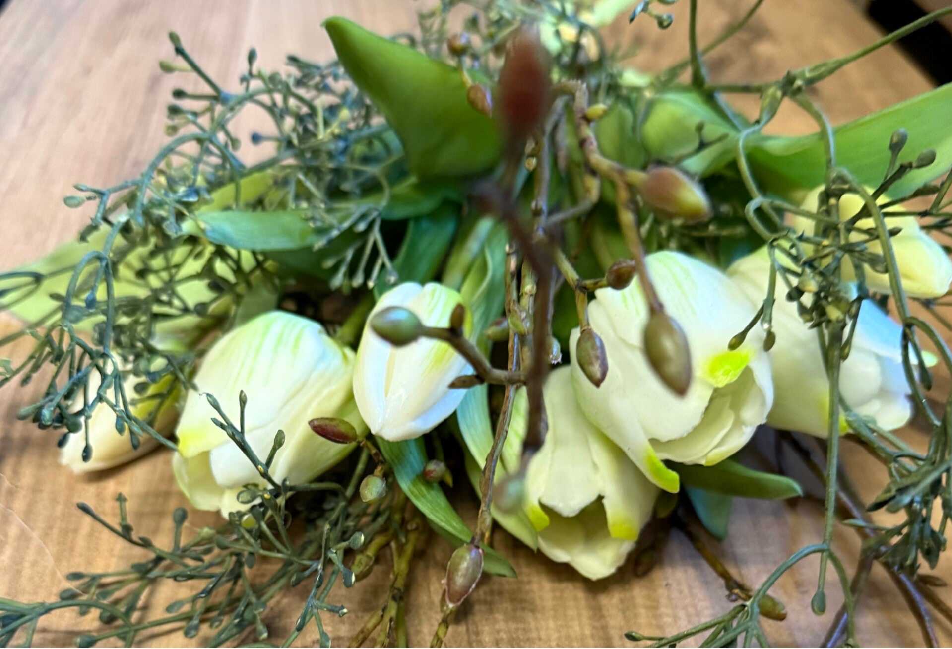 Tulpen boeket wit met tilia en groene takjes