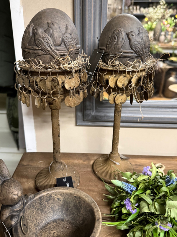 Kandelaar met muntjes met paasei