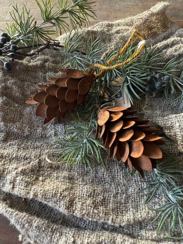 Roest dennenappel hanger