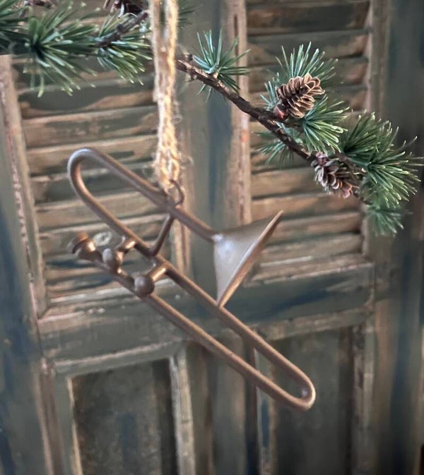 Trompet hanger in roest kleur aan touw