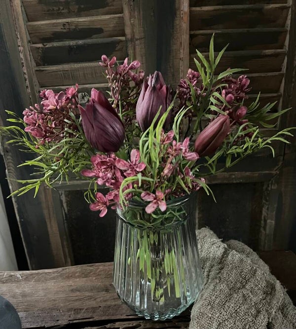 Vaasje compleet met tulpen en takjes
