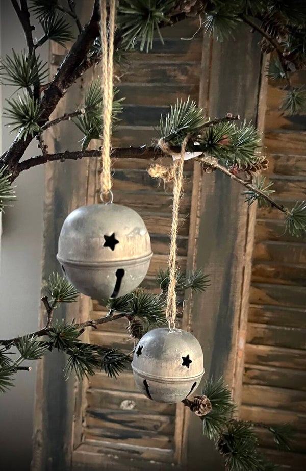 Zinken bel ballen aan sisal touw