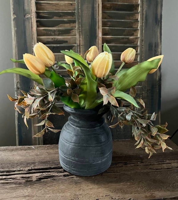 Kruik opgemaakt met tulpen