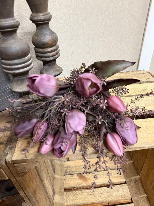 Boeketje donkere roze tulpen (10) met takjes