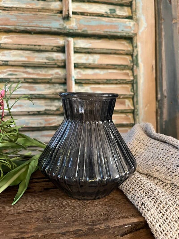 Glazen vaasje 13x13cm zwart glas, helder
