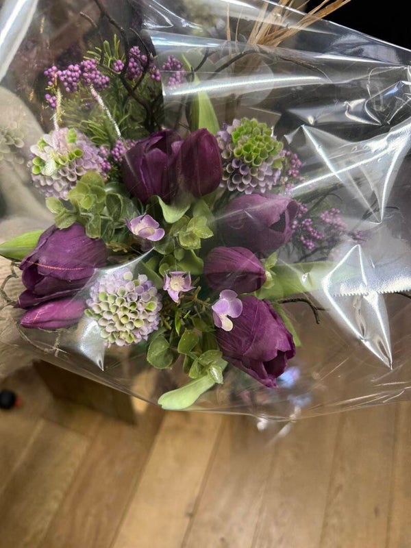 Boeket paarse tulpen, pompon dahlia en andere takken