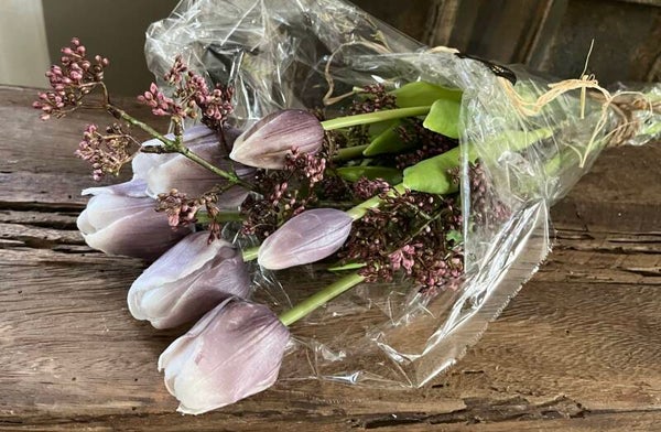 Tulpen boeket met viburnum in donkere tinten