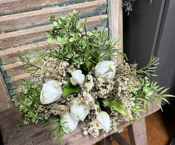 Boeketje met witte tulpen en gipskruid