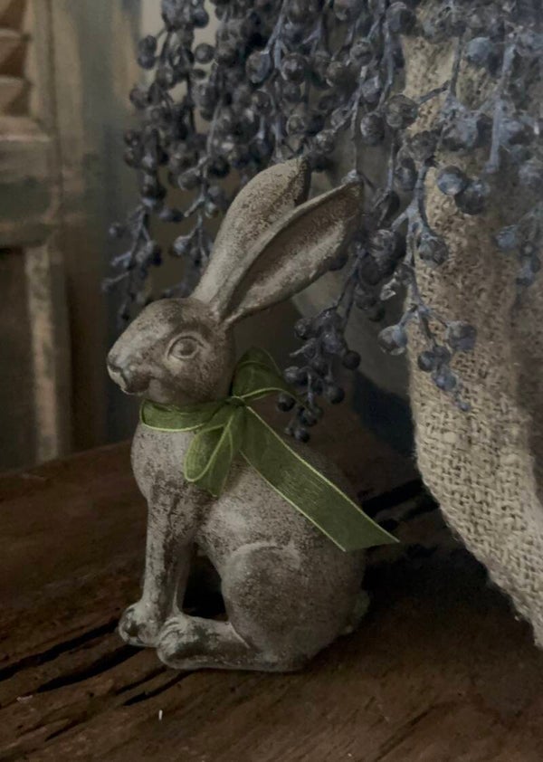 Zittend haasje met strik