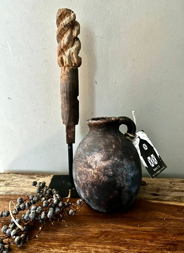 Oud Houten ornament op sokkel
