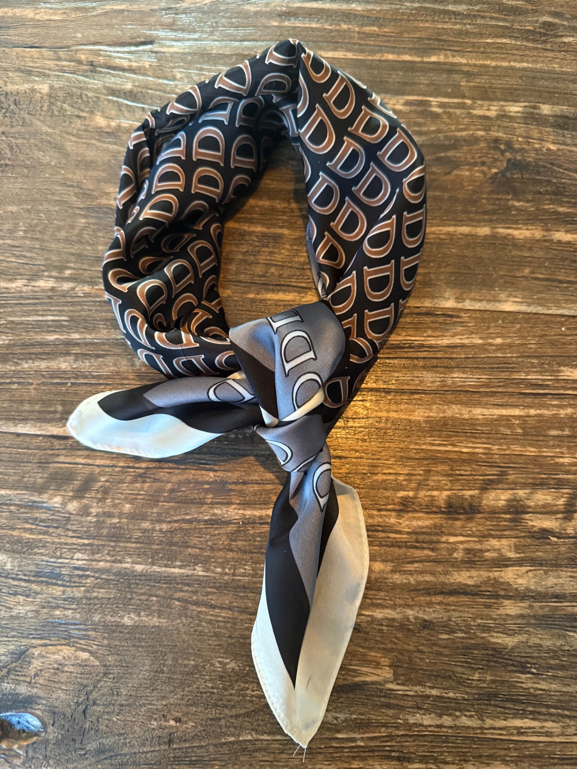 Sjaaltje met print D - 70x70 cm