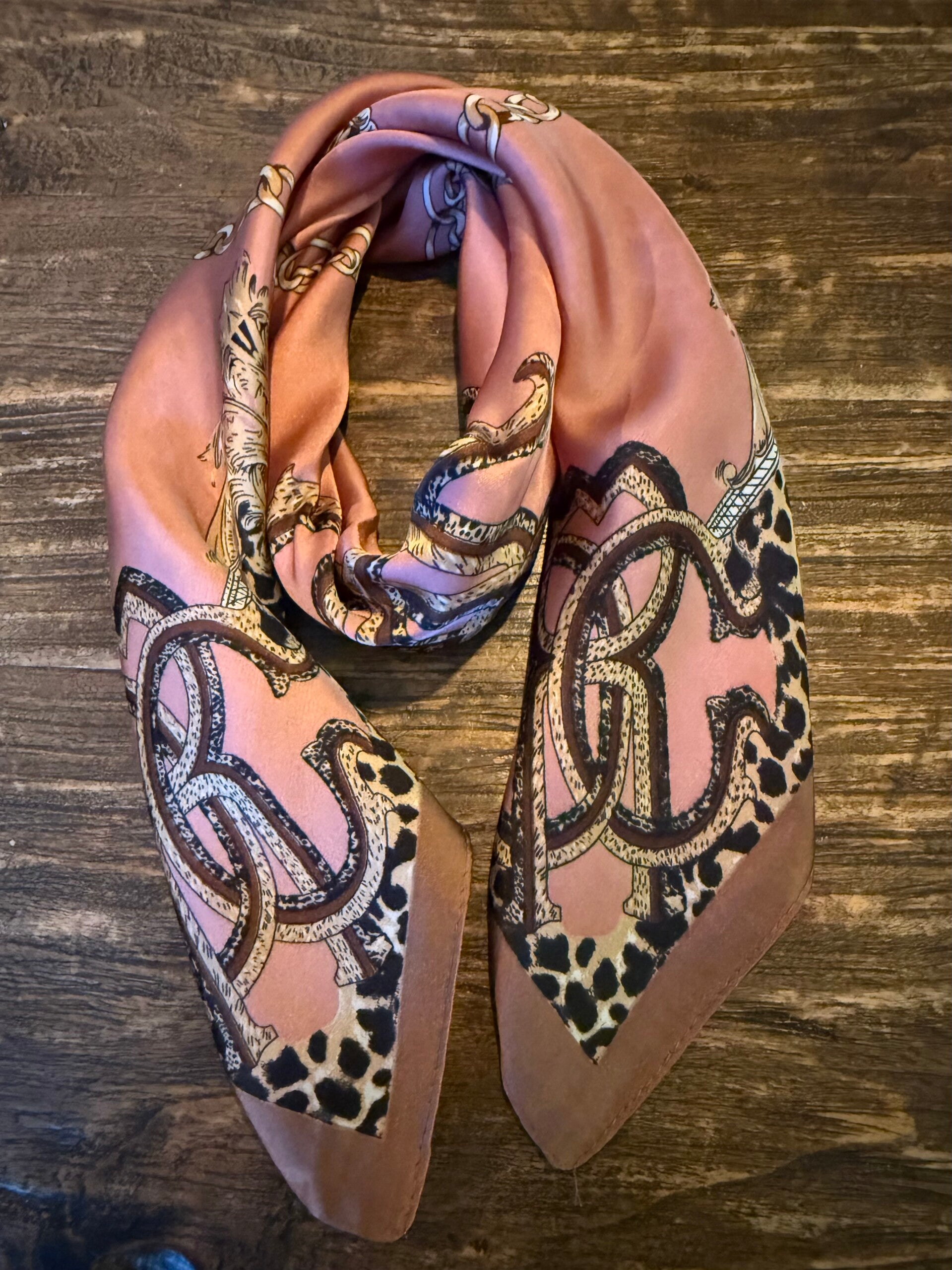 Sjaaltje met chique roze en panter print -  70x70cm