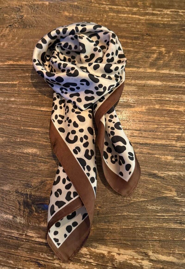 Sjaaltje panter print - 70x70cm