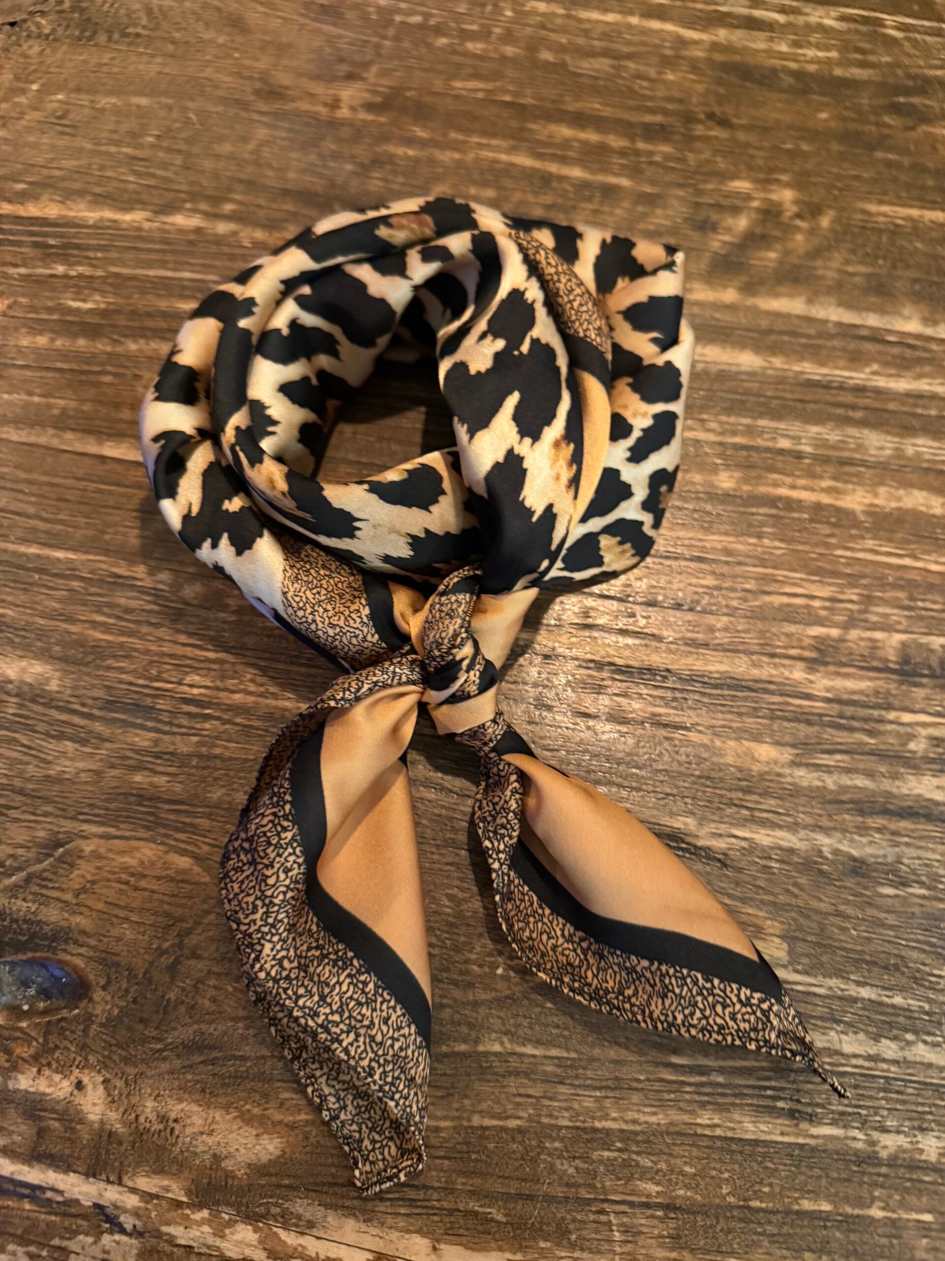 Sjaaltje chique panter print - 70x70cm