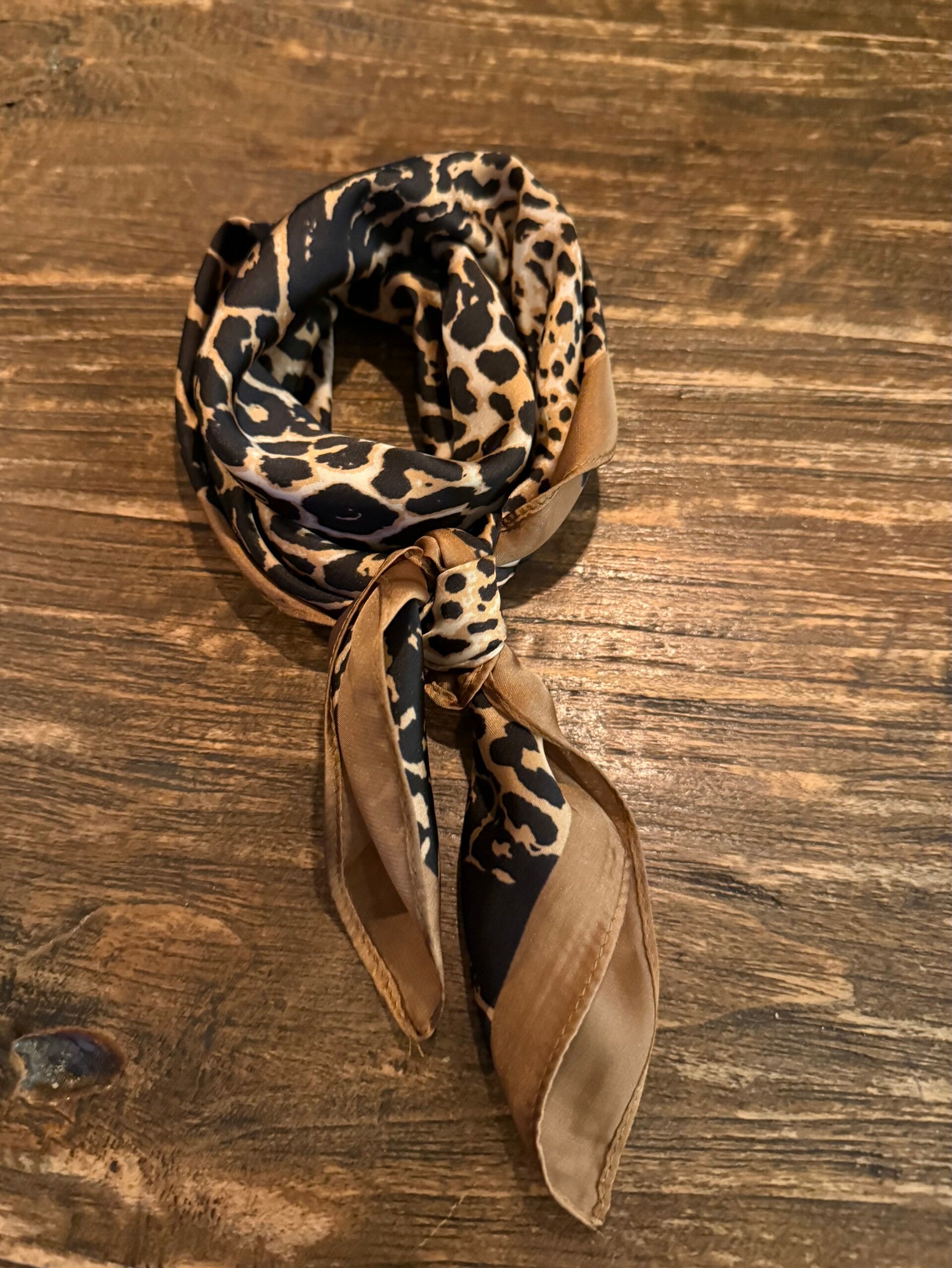 Sjaaltje met panter print - 70x70cm