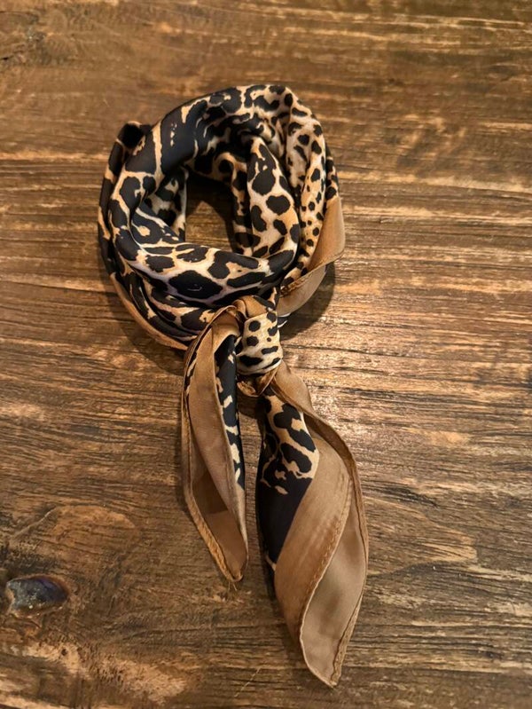 Sjaaltje met panter print - 70x70cm
