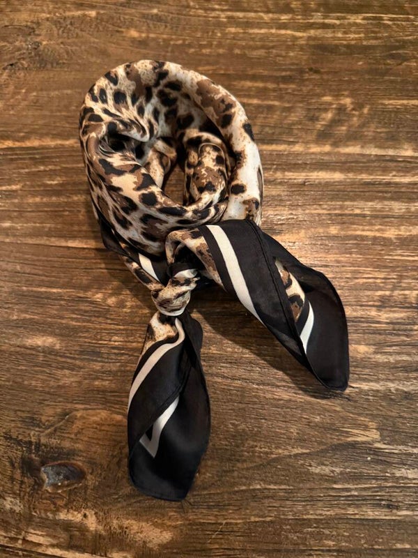 Sjaaltje met chique panter print - 70x70cm