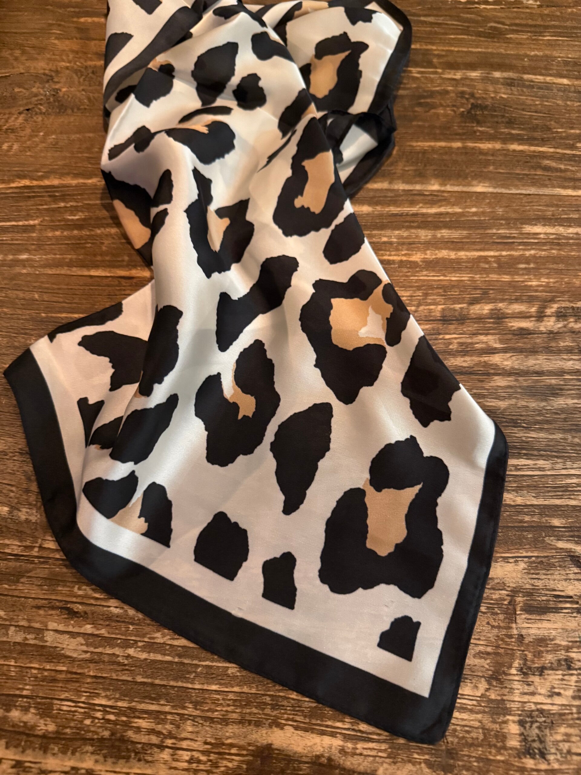 Sjaaltje panterprint – 70 x 70 cm 🐆