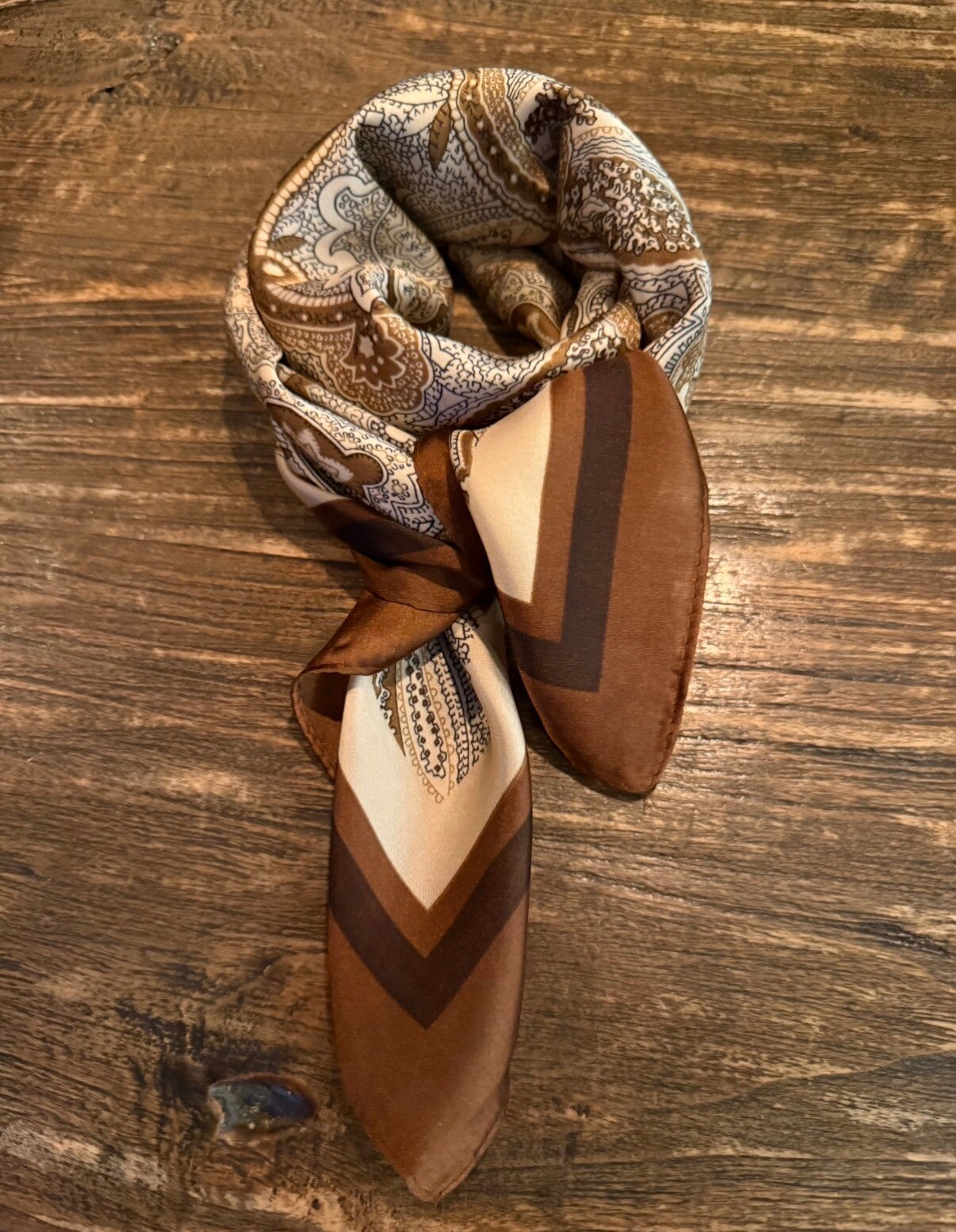 Sjaaltje met Paisley motief 70x70cm