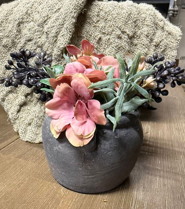 Potje opgemaakt met bloemen en takjes