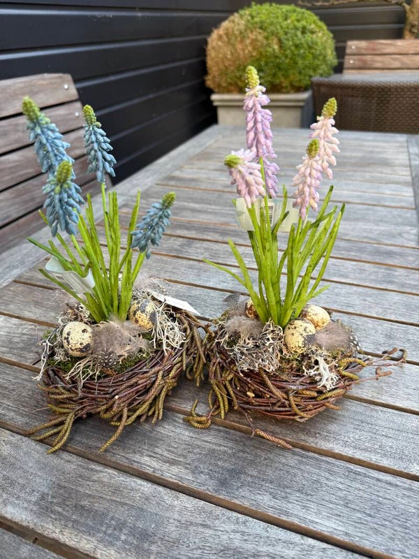 Vers gebonden nestje met kunst druifjes - blauw & roze