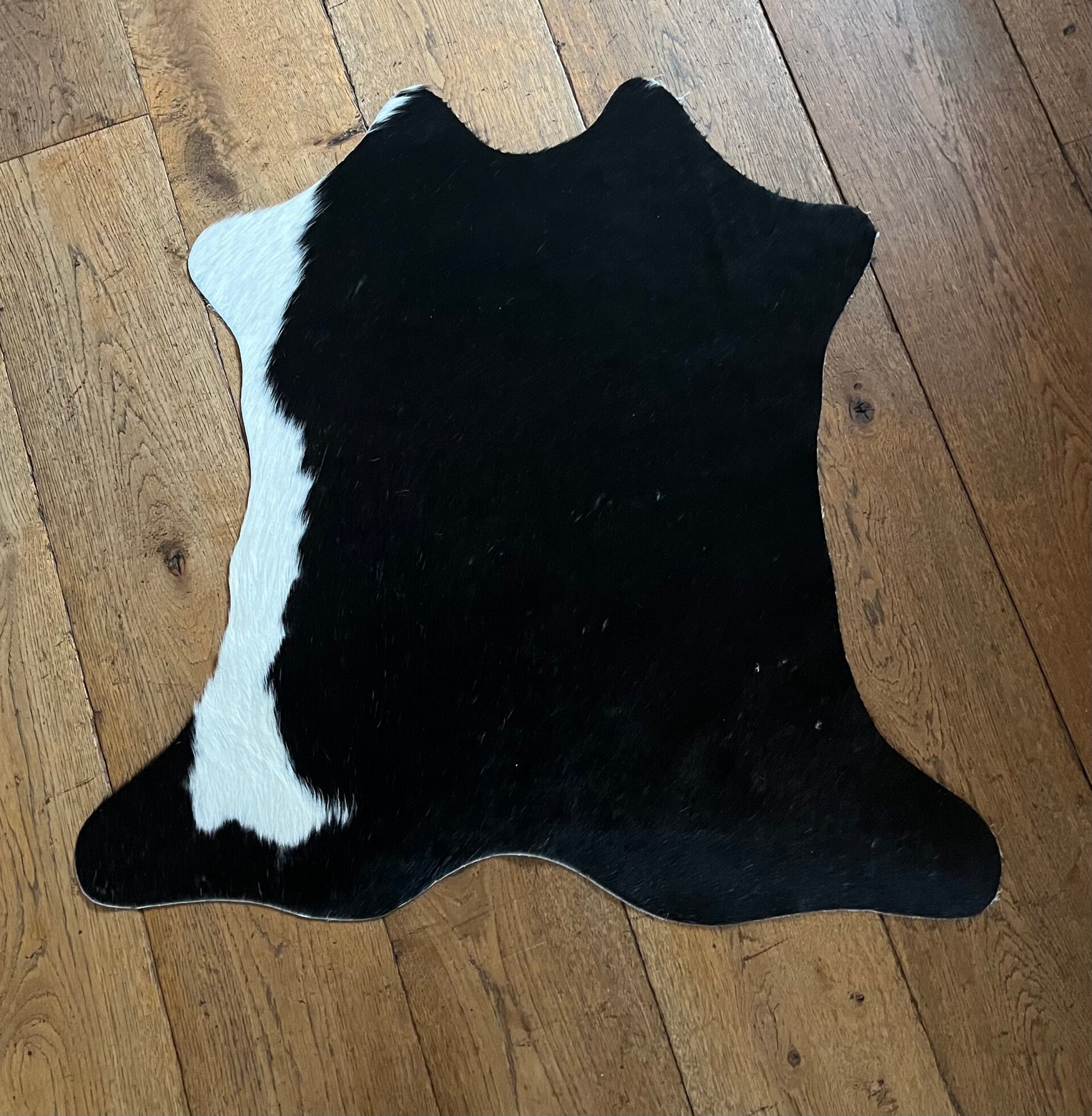 Mini koeienhuid 70x70 zwart met iets wit