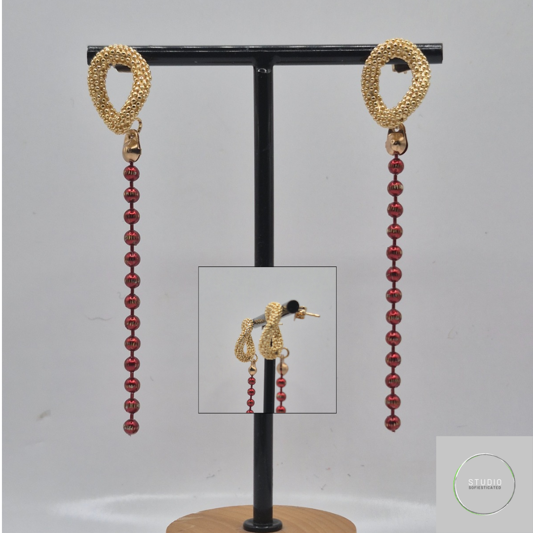 feestelijke oorringen met rode ballchain