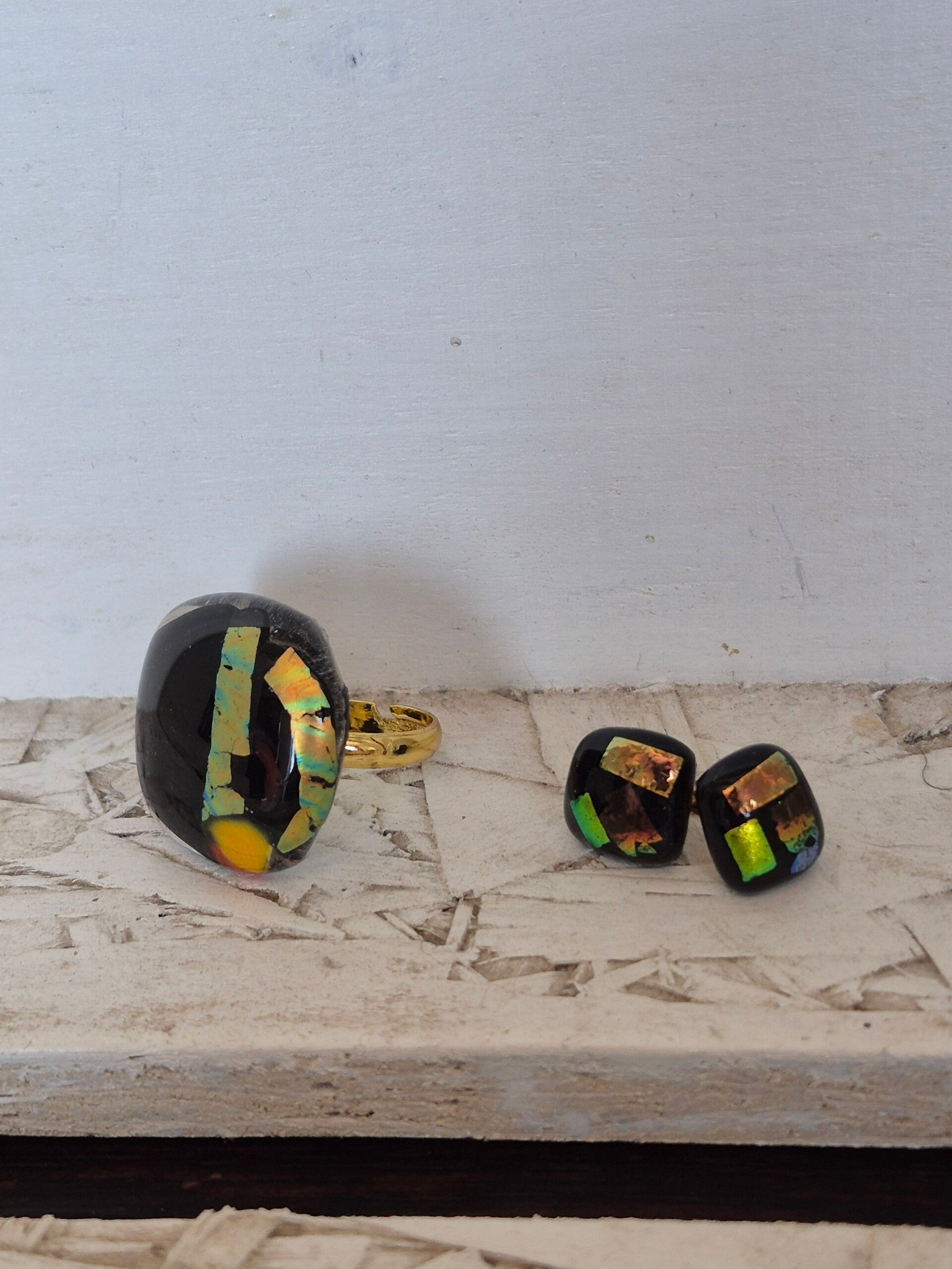 set verstelbare ring (mt 55 tot 58) + knopjes oorringen (stekertjes)