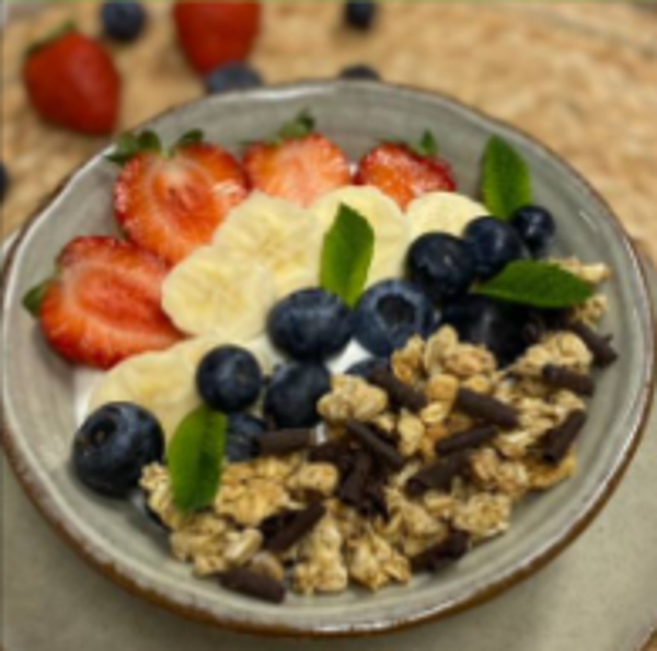 Bowl de yogur con fruta y granola.