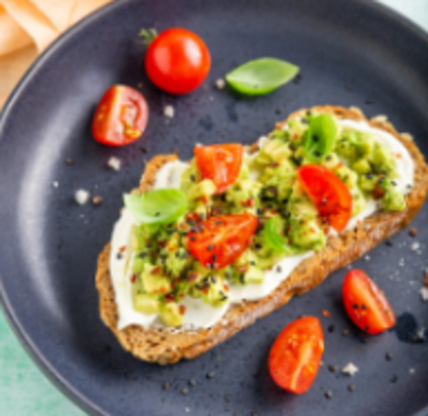 Tostada de aguacate y tomate.
