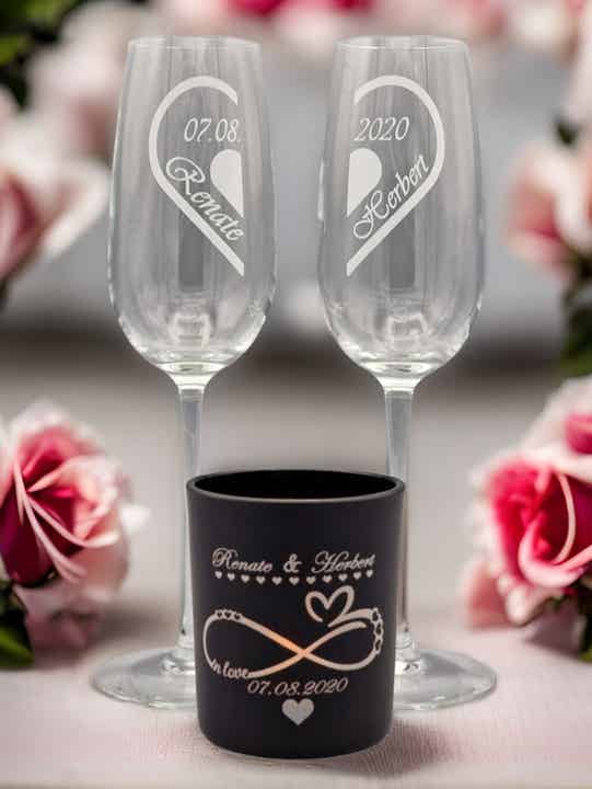 Zwei Herzen, eine Liebe: Personalisierte Sektgläser & Wahl zwischen Windlicht oder Duftkerze für Paare