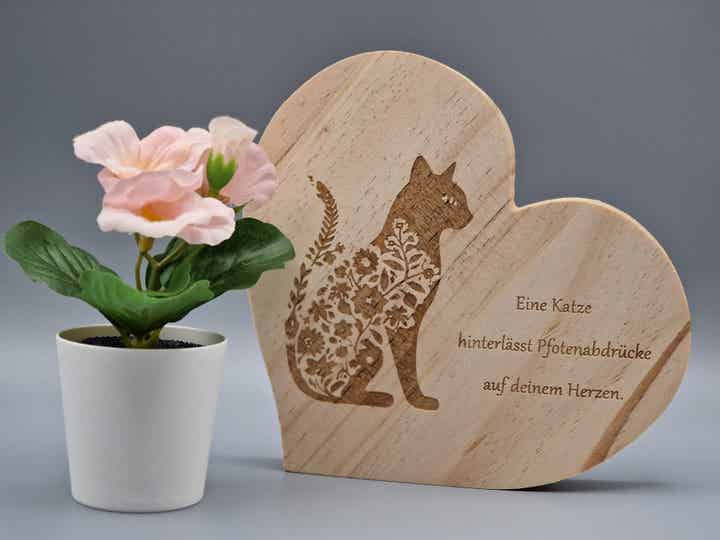 Liebevolles Holzherz mit graviertem Katzenmotiv und Spruch