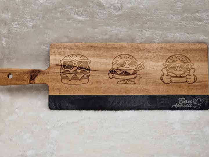 Akazie-Schiefer Servierbrett mit Burger-Gravur