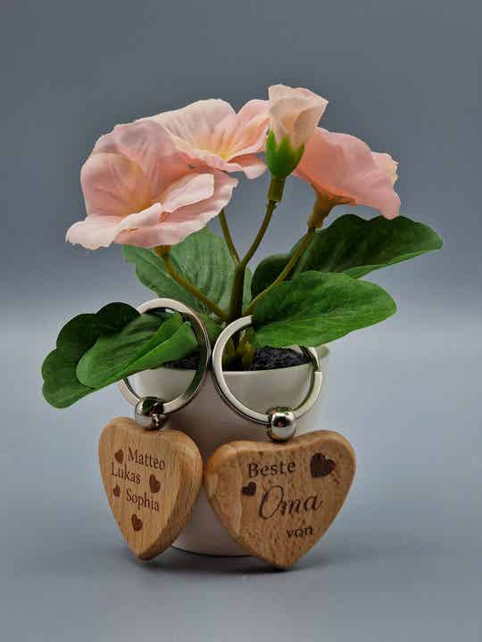 Gravierter Herzschlüsselanhänger aus Buchenholz (Beste Oma)