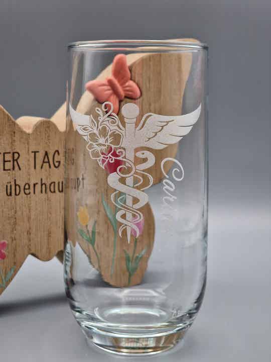 (Personalisiertes) graviertes Trinkglas mit Äskulapstab und Flügel