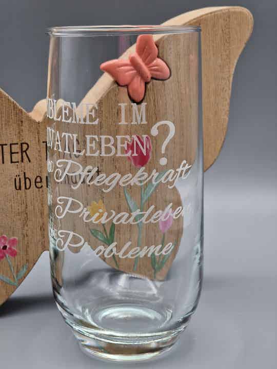 Graviertes Trinkglas für Pflegeberufe (Probleme im Privatleben?)