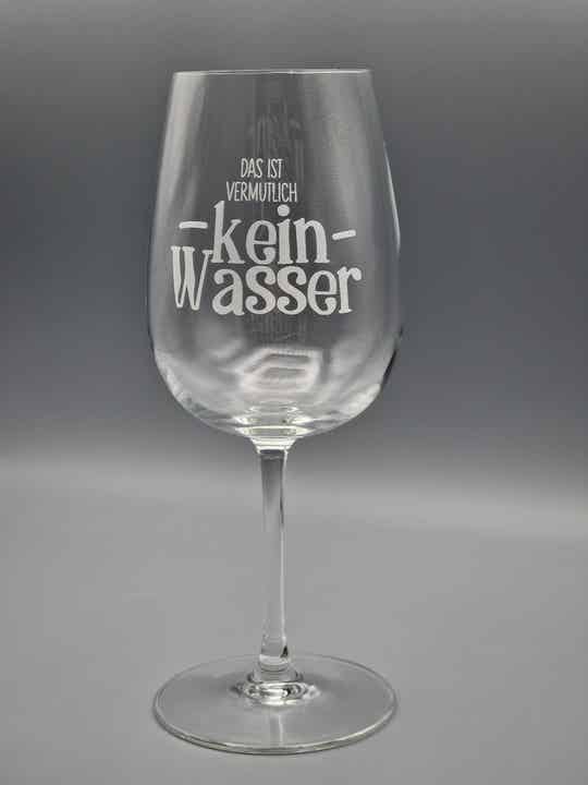 Graviertes Weinglas mit Spruch "Das ist vermutlich kein Wasser"