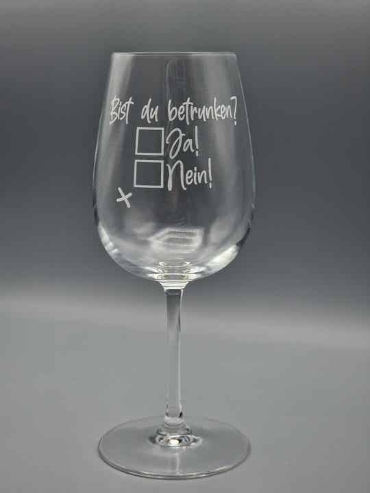 Graviertes Weinglas mit Spruch "Bist du betrunken?"