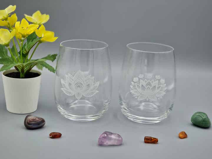 Set aus zwei gravierten Wassergläsern mit Lotusblumenmotiven