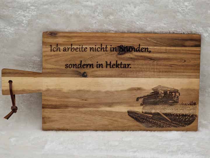 Graviertes Schneid- und Servierbrett aus Akazienholz "Ich arbeite nicht in Stunden"