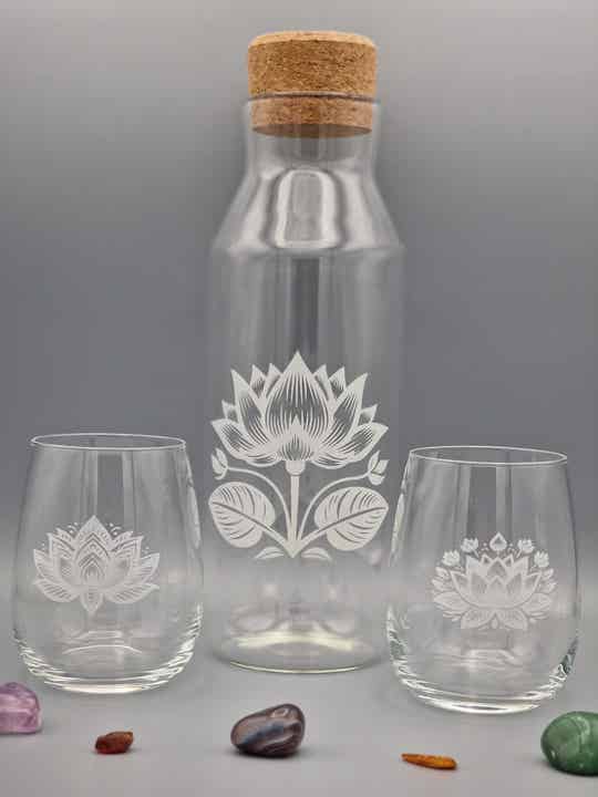 Set aus 2x gravierten Wassergläsern und 1x Karaffe mit Lotusblumen-Motiv