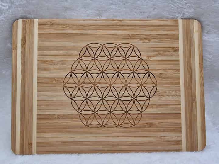 Graviertes Bambus-Schneidebrett „Blume des Lebens“
