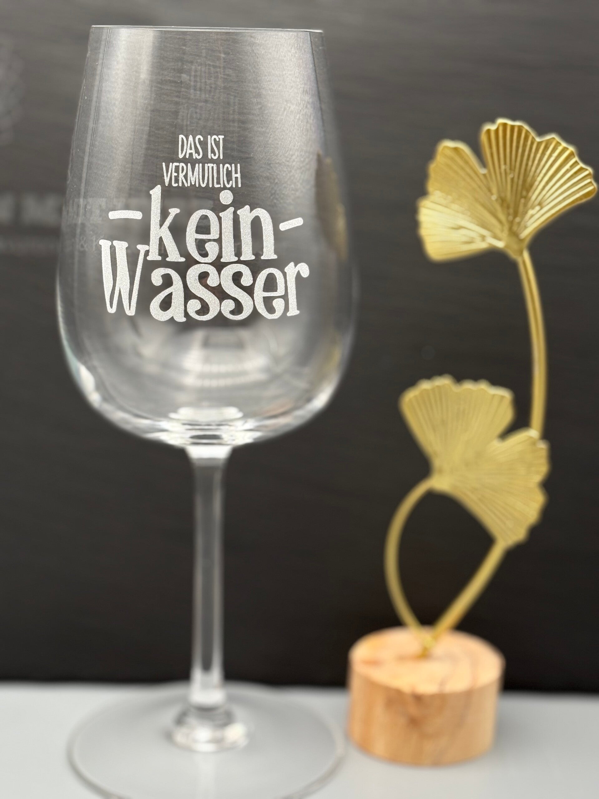 Graviertes Weinglas mit Spruch "Das ist vermutlich kein Wasser"