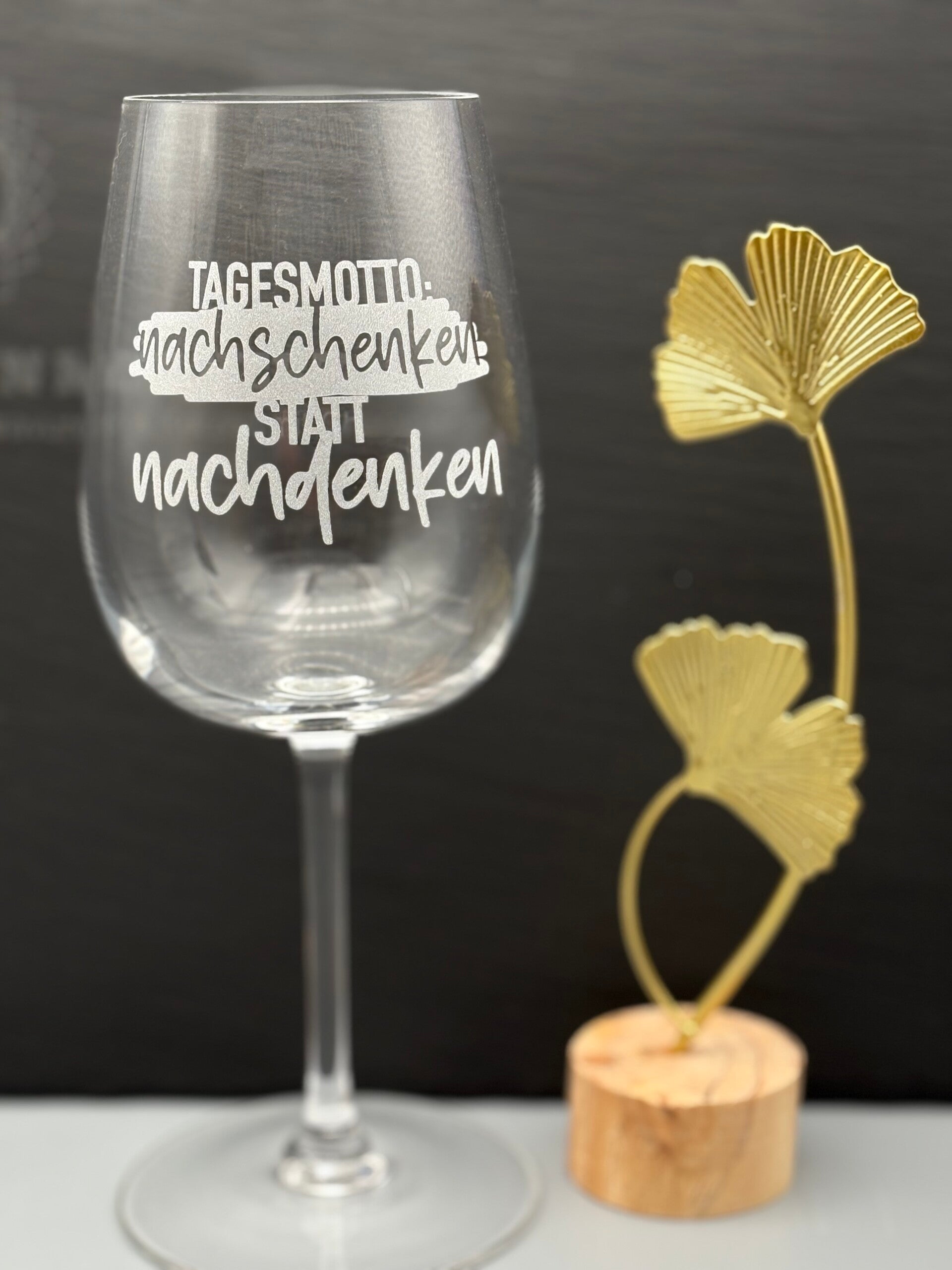 Graviertes Weinglas mit Spruch "Tagesmotto: nachschenken statt nachdenken"