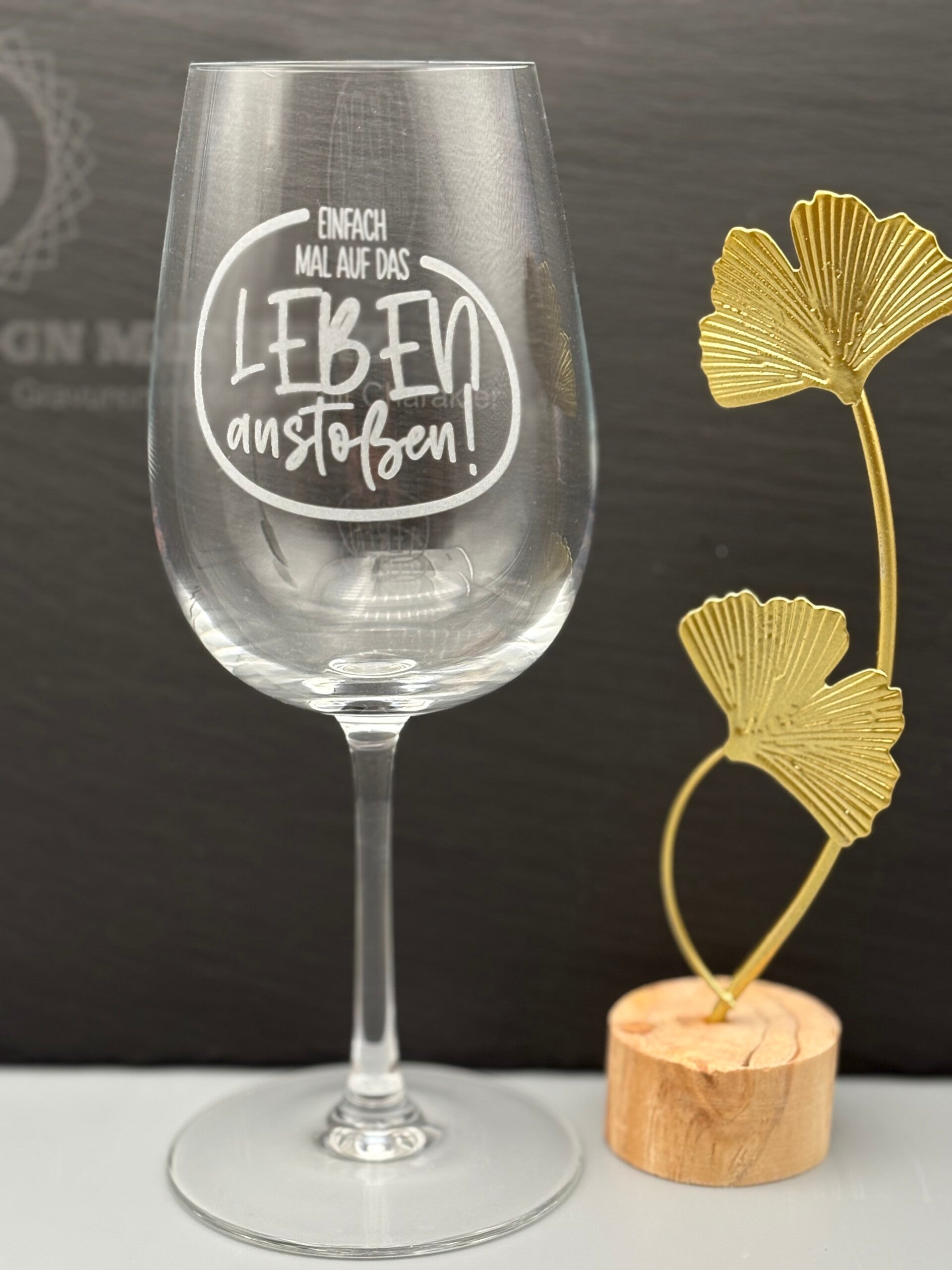 Graviertes Weinglas mit Spruch "Einfach mal auf das LEBEN anstoßen"
